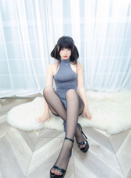 不扣纽扣女孩
